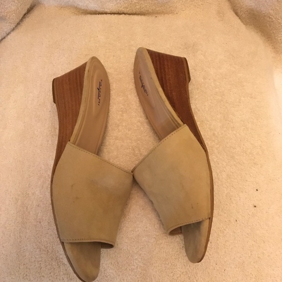 Tahari Tan Wedge Slip on Sandals size 8.5 - Picture 7 of 13